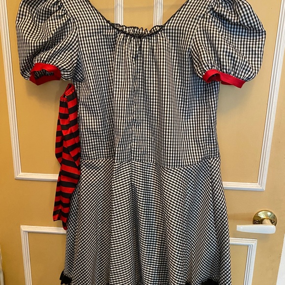 Woman’s costume - Picture 4 of 4